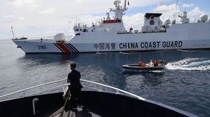 اتّهم مسؤولون فيليبينيون سفينة تابعة لخفر السواحل الصيني ومركب "مليشيا" بالقيام بـ"مناورات خطيرة"- جيتي