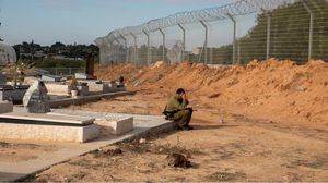 جندي داخل المقبرة العسكرية قرب غزة- جيتي