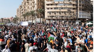 خرجت تظاهرات واسعة في مصر بموافقة السلطات نصرة لقطاع غزة - جيتي