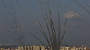 قالت كتائب القسام إن القصف يأتي ردا على المجازر الإسرائيلية بحق المدنيين- الأناضول