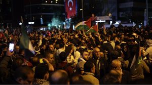 رفع المتظاهرون الأعلام الفلسطينية واللافتات المنددة بمجازر الاحتلال في قطاع غزة- عربي21