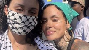 كيلاني (على اليمين) ومتظاهرة أخرى في تظاهرة مؤيدة لفلسطين- أرشيفية