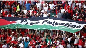 تزيّن الملعب الرياضي بالعلم الفلسطيني فيما تلفح جُل الجمهور بالكوفية- فيسبوك