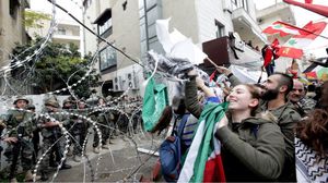 تظاهر اللبنانيون رفضا للعدوان على غزة والدعم الأمريكي لـ"إسرائيل"- جيتي