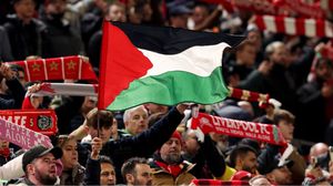 ليست هذه المرة الأولى التي يرفع فيها مشجعو ليفربول علم فلسطين- جيتي
