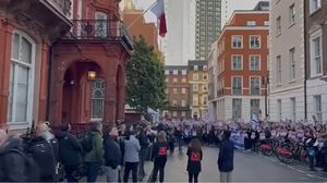 أنصار إسرائيل في المملكة المتحدة يتظاهرون أمام السفارة القطرية للمطالبة بالإفراج عن الأسرى الإسرائيليين في غزة.. (فيسبوك)