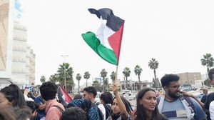 أوضح النواب أنهم قاموا بتعليق علم كبير لفلسطين في مدخل البرلمان إلا أنه تم نزعه- عربي21