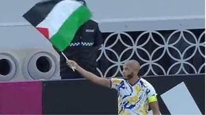 اللاعب الجزائري ياسين براهيمي رافعا علم فلسطين- تويتر