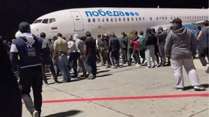 المتظاهرون حاصروا الطائرة بحثا عن اسرائيليين - اكس