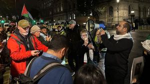 متظاهرون أمام مقر الحكومة البريطانية في لندن يرفضون استمرار الحرب على غزة، ويطالبون الحكومة بالضغط من أجل وقفها.. (عربي21)