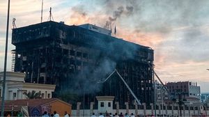 تسبب الحريق الهائل في تفحم مبنى مديرية الأمن في الإسماعيلية بشكل كامل- جيتي