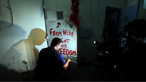 سجين سابق يكتب على باب زنزانته بعد الثورة- جيتي