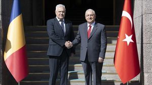 وقع وزير الدفاع التركي يشار غولر، ونظيره الروماني أنجل تيلفار، "اتفاقية إطار عسكرية" بين البلدين.  (الأناضول)