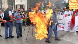 حرق العشرات من المتضامنين مع الشعب الفلسطيني "العلم الإسرائيلي"- فيسبوك