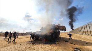 دبابة مدمرة للاحتلال على تخوم غزة- الأناضول