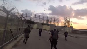 عناصر القسام لحظة الهجوم على موقع إيرز العسكري- موقع القسام