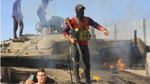 مقاوم فلسطيني فوق دبابة للاحتلال- الأناضول