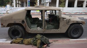 جندي للاحتلال يختبئ خوفا من صواريخ المقاومة- جيتي