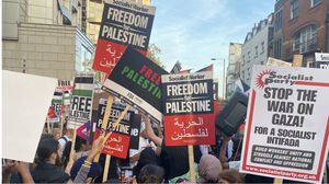 تظاهر المئات أمام السفارة الإسرائيلية في العاصمة البريطانية لندن- عربي21