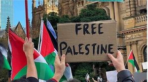 شدد المتظاهرون على دعم حقوق الشعب الفلسطيني- "إكس"