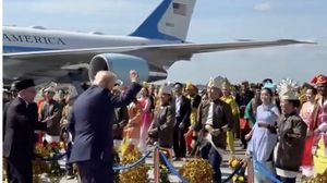 ترامب يرقص على السجادة الحمراء في كوالالمبور خلال جولته الآسيوية - يوتيوب 