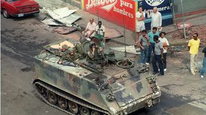 ناقلة جنود أمريكية في شوارع بنما عام 1989 بعد غزو البلاد- جيتي