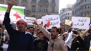 احتجاجات واسعة في سوريا ضد "قسد".. دعوات لتدخل الحكومة وتطبيق اتفاق الدمج مع دمشق - الأناضول 