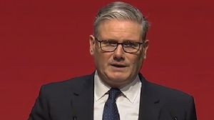 كير ستارمر:  "يجب الآن تنفيذ هذا الاتفاق بالكامل ودون تأخير، مصحوبًا برفع فوري لجميع القيود المفروضة على المساعدات الإنسانية المنقذة للحياة إلى غزة". إكس