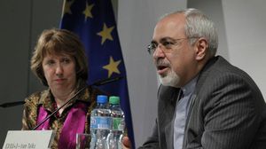 وزير الخارجية الإيراني وكاثرين آشتون بجلسة سابقة لبحث المسألة النووية - أ ف ب