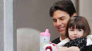 الممثل الأمريكي توم كروز يحمل ابنته "سوري" - ا ف ب