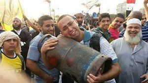 مواطن مصري يحتج بطريقته على مشكلة اسطوانات الغاز - تداولها نشطاء على فيسبوك