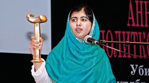 مالالا تستلم جائزة آنا بوليتكوفسكايا التي تسلمها منظمة (رو ان وور) - الفرنسية
