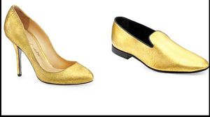 متجر ليفل شو ديستريكت في دبي يعرض حذاء مطلي بالذهب