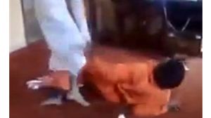 سعودي يعتدي على عامل آسيوي (صورة ملتقطة من تسجيل فيديو)