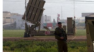 جندي إسرائيلي يقف بجانب منظومة القبة الحديدية الإسرائيلية - أرشيفية