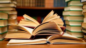 الإقبال على الكتب يزداد في معارض بالجزائر