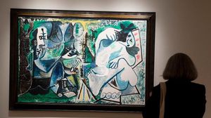 زائرة تتأمل لوحة لبيكاسو في دار كريستيز في نيويورك - ا ف ب