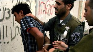 الجيش الإسرائيلي يعتقل أحد الفلسطينيين (أرشيفية) - ا ف ب