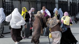 نساء يهربن أثناء مظاهرة مؤيدة للشرعية في مصر - ا ف ب