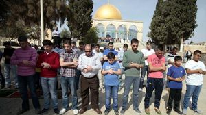 مصلون فلسطينيون في باحات المسجد الأقصى - الأناضول 