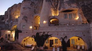 أحد الفنادق المنحوتة في الصخر في تركيا بما يعرف بكهوف كابادوكيا - الأناضول