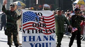 مشاركون في احتفالية يوم المحاربين القدامى يرفعون لافتات شكر في نيويورك - الفرنسية