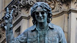 تمثال لجون لينون المغني البريطاني اغتيل علي يد مارك تشابمان - ا ف ب