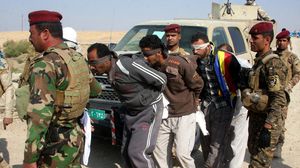 جنود من الجيش والشرطة العراقية تعتقل مشتبهين - الأناضول