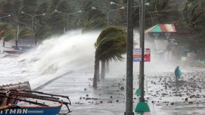 الامواج العاتية تجتاج ساحل لوغاسبي الفيليبينية بفعل اعصار هايان - ا ف ب
