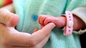 طفل حديث الولادة رغم موت دماغ أمه أثناء فترة حملها في المجر  - ا ف ب