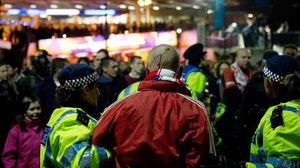 الشرطة تطوق المشجعين بعد حوادث خلال مباراة انكلترا-بولندا الاخيرة - ا ف ب