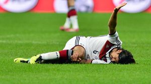 لاعب وسط المنتخب الألماني سامي خضيرة مصاب على ارض الملعب - ا ف ب 