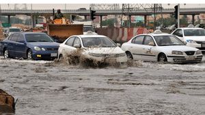 شوارع الرياض تغرق بمياه الأمطار السبت الماضي (أ ف ب)