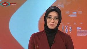 المذيعة كما ظهرت في نشرة الأخبار التركية بعد رفع الحظر عن الحجاب